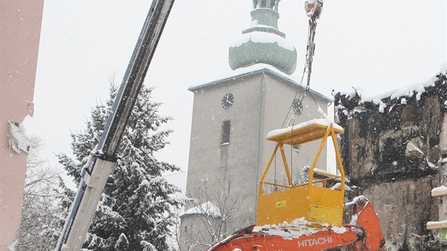 Prvn den demolice vbuchem pokozenho domu (23. nora 2013).