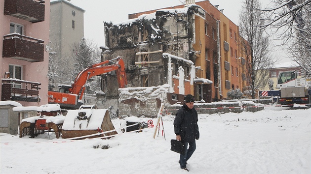 Prvn den demolice vbuchem pokozenho domu (23. nora 2013).