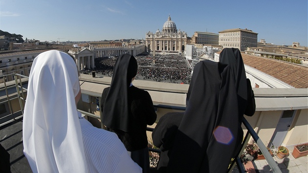 Pohled na Svatopetrsk nmst ve Vatiknu bhem posledn audience papee Benedikta XVI. (27. nora 2013)