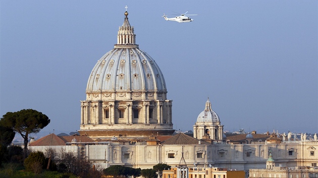Helikoptra s papeem odlt z Vatiknu (28. nora 2013)