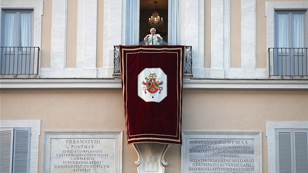 Benedikt XVI. jet naposledy zdrav a ehn vcm v Castel Gandolfo coby pape (28. nora 2013)