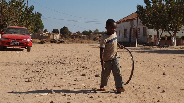 Chlapec z angolsk provincie Kuembo