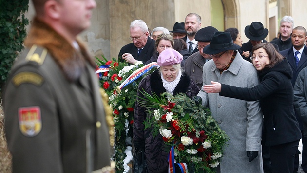 Nadda Kavalrov (uprosted) z Konfederace politickch vz poloila kvtiny k pamtn desce v Nerudov ulici v Praze. (25. nora 2013)