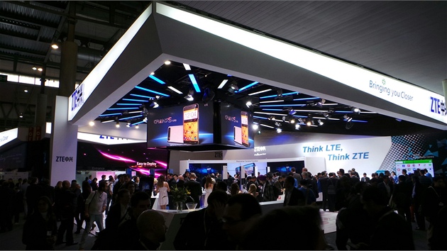 íntí konkurenti Huawei a ZTE u mají nejlepí místa v hale a  jejich stánky...