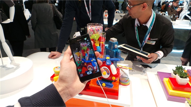Huawei Ascend P2 umí krásn fotit hraky. Alespo takové zátií pipravil pro...