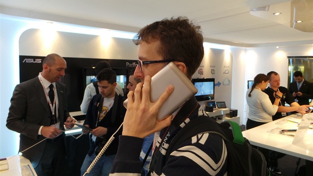 Sedmipalcový tablet Asus Fonepad umí i telefonovat