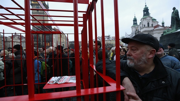 Organiztoi na Staromstskm nmst postavili rudou klec a improvizovanou ibenici