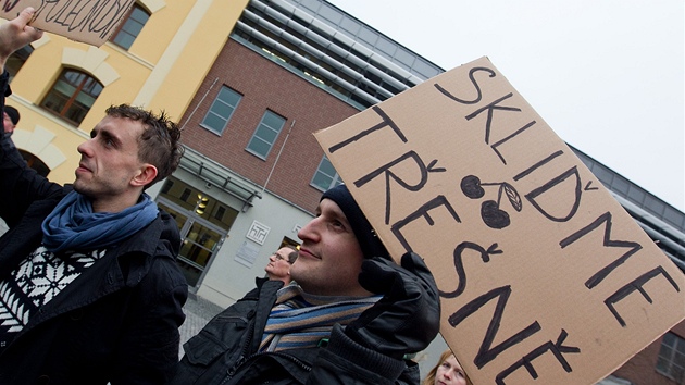 Demonstrace v sdle Krlovhradeckho kraje na hradeckm Pivovarskm nmst proti asti KSM v krajsk rad. (25. 2. 2013)