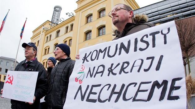 Demonstrace v sdle Krlovhradeckho kraje na hradeckm Pivovarskm nmst proti asti KSM v krajsk rad. (25. 2. 2013)