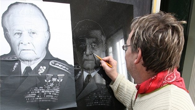 Kamenosocha Petr ebesta pracuje ve svm ateliru na podobizn generla a prezidenta Ludvka Svobody. 