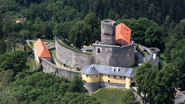 Hrad Svojanov steil od 13. stolet hranici mezi Moravou a echami. Karel IV. ho zaadil mezi jedenct nejvznamnjch eskch a moravskch hrad, kter nemly bt nikdy prodny i zastaveny. 