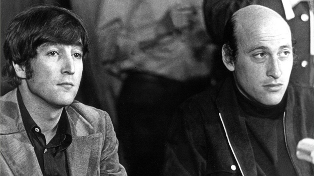 Richard Lester (vpravo) na tiskov konferenci s Johnem Lennonem
