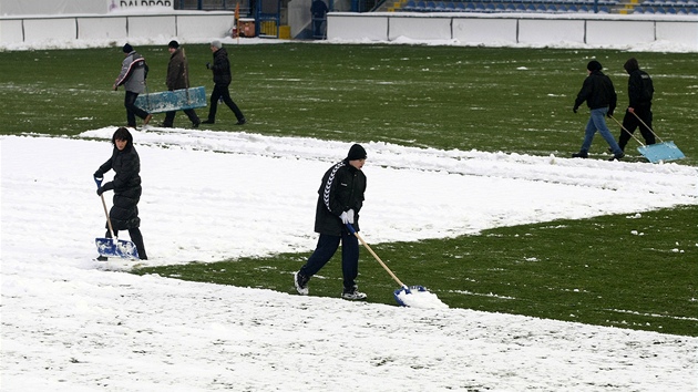 Dobrovolnci uklzej snh na libereckm stadionu ped derby s Jabloncem. 