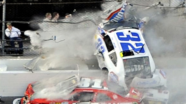 Kyle Larson (slo 32) pi nehod v zvodu NASCAR v Dayton. 