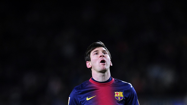 MRZUT VRAZ. Hvzdn tonk Lionel Messi z Barcelony se na sebe zlob, e ml akci vyeit lpe.