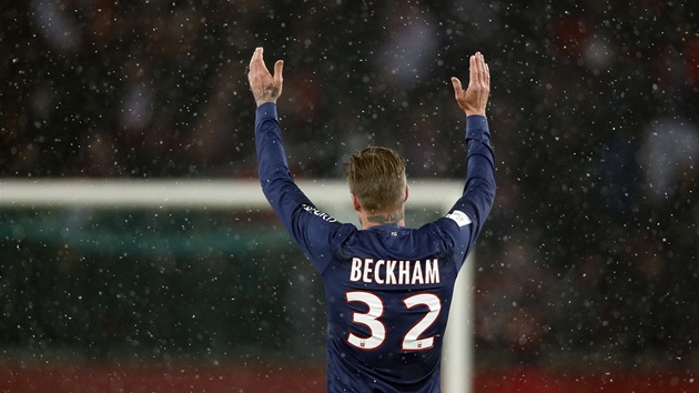 Záloník David Beckham u hraje za Paris St. Germain.