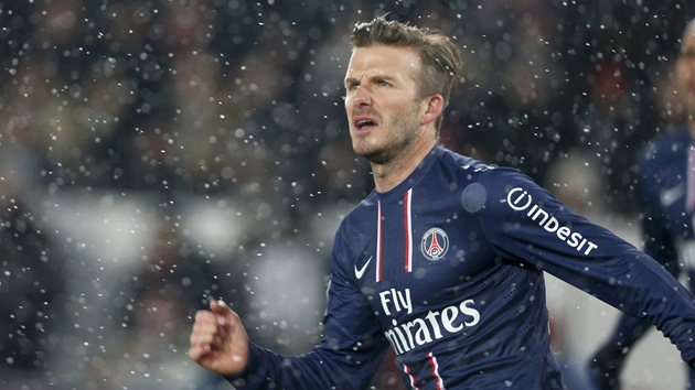 Zlonk David Beckham z Paris St. Germain mezi snhovmi vlokami sleduje m, kter prv poslal do pokutovho zem.