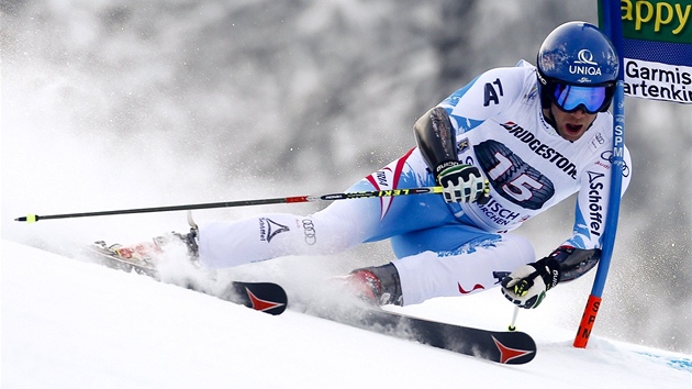 Rakousk lya Benjamin Raich trefuje jednu z branek v obm slalomu v Garmisch-Partenkirchenu.