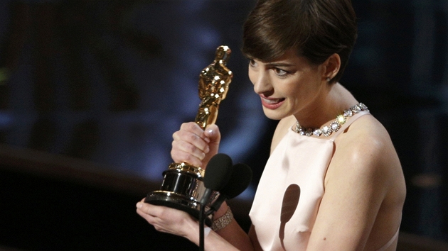Anne Hathawayov zskala Oscara za nejlep hereck vkon ve vedlej roli (2013). 
