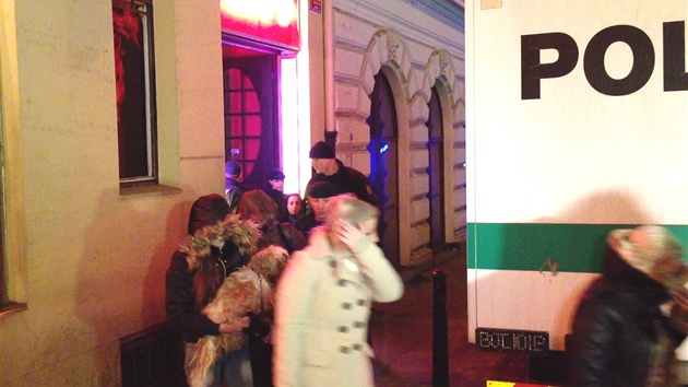Policejn ztah v nonm podniku Cabaret Atlas v ulici Ve Smekch v centru Prahy (26. nora 2013). 