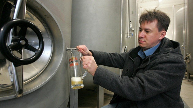 Radek Vomoil, editel novho pivovaru v Kynperku, epuje do sklenice vzorek dvanctistupovho piva Kynpersk zajc.