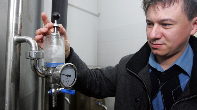 Radek Vomočil, ředitel nového pivovaru v Kynšperku, kontroluje bublání oxidů uhlíku při kvasném procesu.