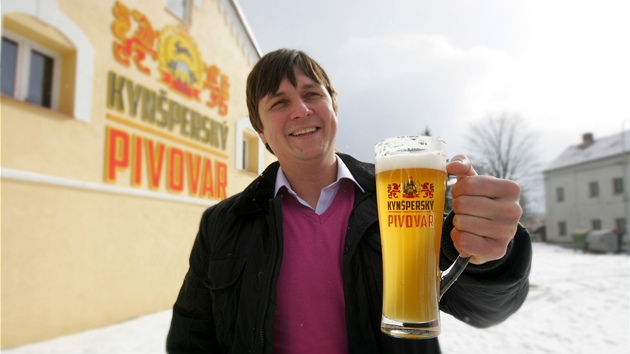 Sergej Černičkin, majitel obnoveného pivovaru v Kynšperku stojí v areálu se sklenicí dvanáctistupňového piva Kynšperský zajíc.