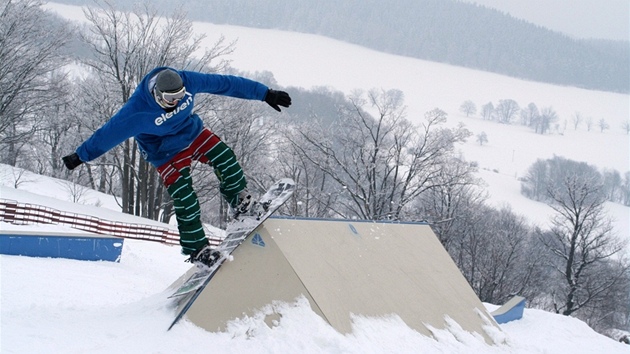 Jezd na snowboardu profesionln a podval se na spoustu mst v zahrani.