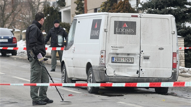 Lupii se snaili donutit posdku auta vydat penze stelbou do zadnch a pednch dve i elnho skla.