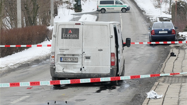 Lupii se snaili donutit posdku auta vydat penze stelbou do zadnch a pednch dve i elnho skla.