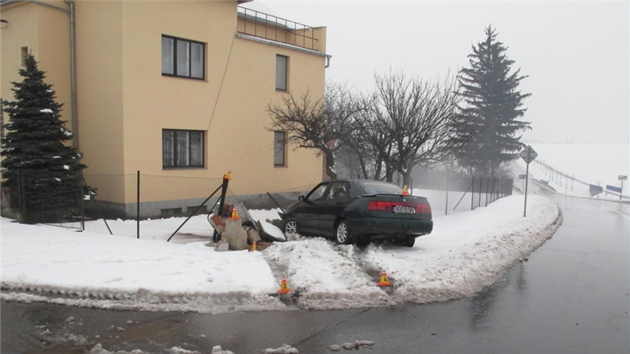 Siln opil idi nezvldl v elicch na Prostjovsku odboovn, vyjel mimo silnici a zboural rozvodnou sk a plot.