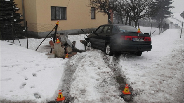 Siln opil idi nezvldl v elicch na Prostjovsku odboovn, vyjel mimo silnici a zboural rozvodnou sk a plot.