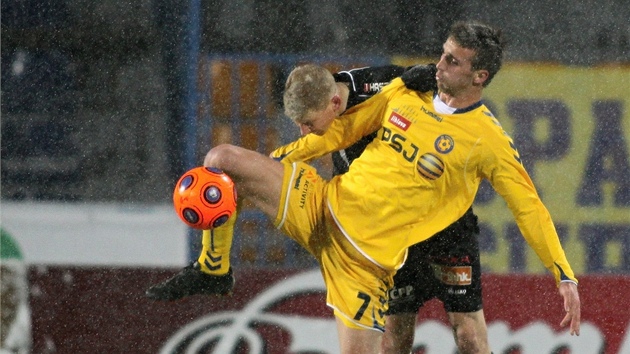 Jihlavsk fotbalista David Vanek si kontroluje m bhem utkn s Hradcem Krlov.