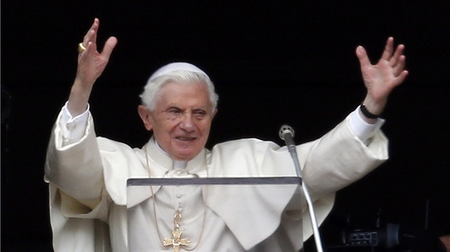 Benedikt XVI. byl bhem posledn nedln modlitby viditeln dojat. Svatopetrsk nmst ho toti bouliv vtalo. 