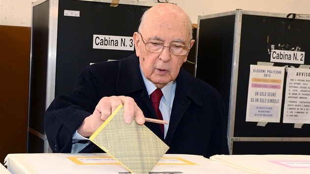 Italsk prezident Giorgio Napolitano vhodil svj hlas do volebn urny v m. 