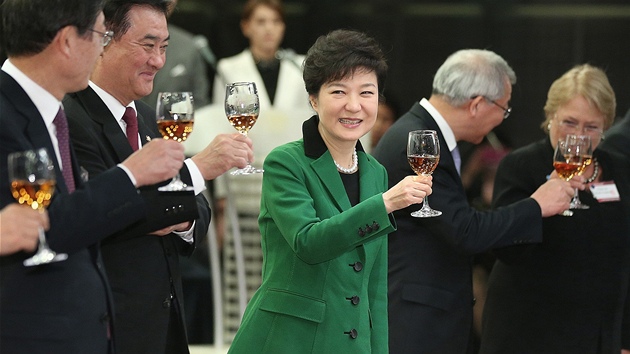Jihokorejsk prezidentka bhem slavnostnho ppitku na recepci u pleitosti jej inaugurace. 