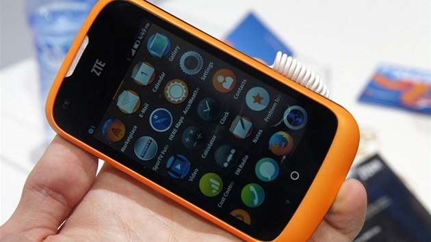 ZTE Open s Firefox OS - displej m zcela jasn viditeln rastr, by rozlien nen na danou tdu patn