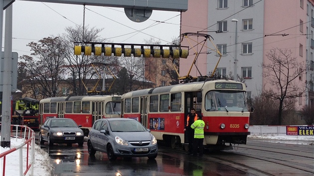 tramvaj stojc pot, co v podjezdu ve vehlov strhl kamion veden