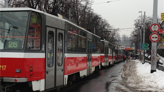 kolona tramvaj pot, co kamion ve vehlov sttrhnul trolej