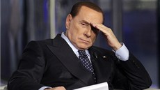 Nkdejí italský premiér Silvio Berlusconi bhem vystoupení v televizní stanici