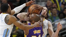 Hvězda LA Lakers Kobe Bryant poznává tvrdost hráčů Denveru. Vpravo ho Hvězda LA Lakers Kobe Bryant poznává tvrdost hráčů Denveru. Vpravo ho