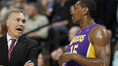 Metta World Peace z LA Lakers naslouchá trenérovi Mikeovi D'Antonimu.
