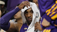 E BYCH SE SCHOVAL? Kobe Bryant z LA Lakers v duelu s Denverem.
