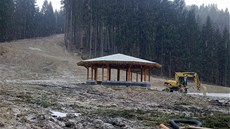 Nová sjezdovka, jak ji vyfotili ochránci přírody z Hnutí Duha. Majitel podle Nová sjezdovka, jak ji vyfotili ochránci přírody z Hnutí Duha. Majitel podle