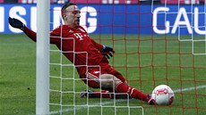 STIHNE TO? Franck Ribéry z Bayernu kloue za míem, aby ho dorazil do brémské