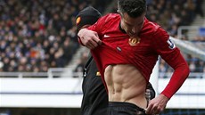 VECHNO V POÁDKU? Robin van Persie z Manchesteru United si prohlíí potluený