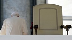 Pape Benedikt XVI. odchází po své poslední audienci ve Vatikánu (27. února