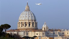 Helikoptéra s papeem odlétá z Vatikánu (28. února 2013)