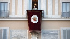 Benedikt XVI. jet naposledy zdraví a ehná vícím v Castel Gandolfo coby