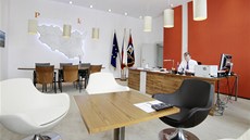 Do této pracovny by se měl na podzim nastěhovat staronový či jeden z nových... Do této pracovny by se měl na podzim nastěhovat staronový či jeden z nových...